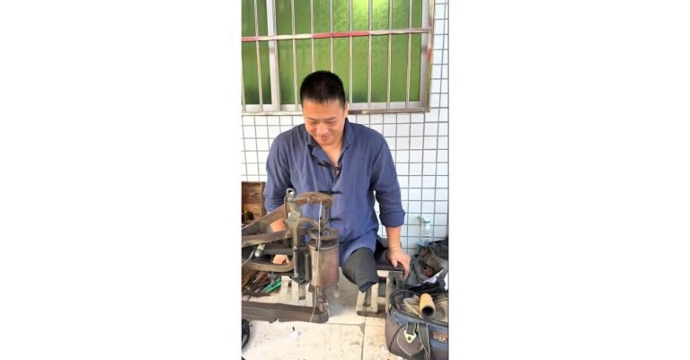 Quan_front_shoe_repair_stall.jpg