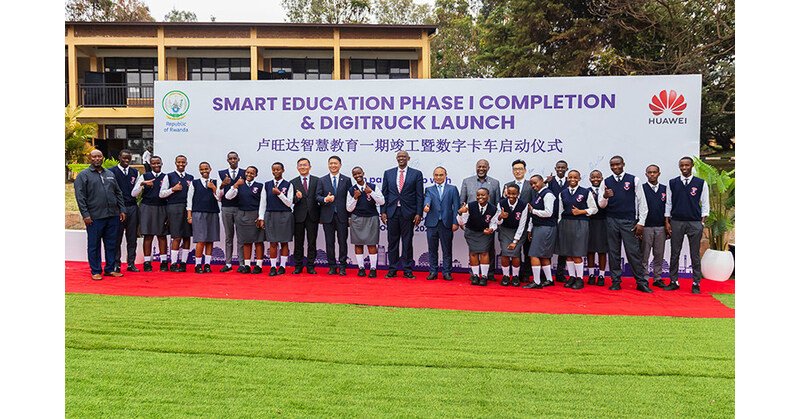 Students__teachers__and_officials_at_the_launch_event_800x500.jpg